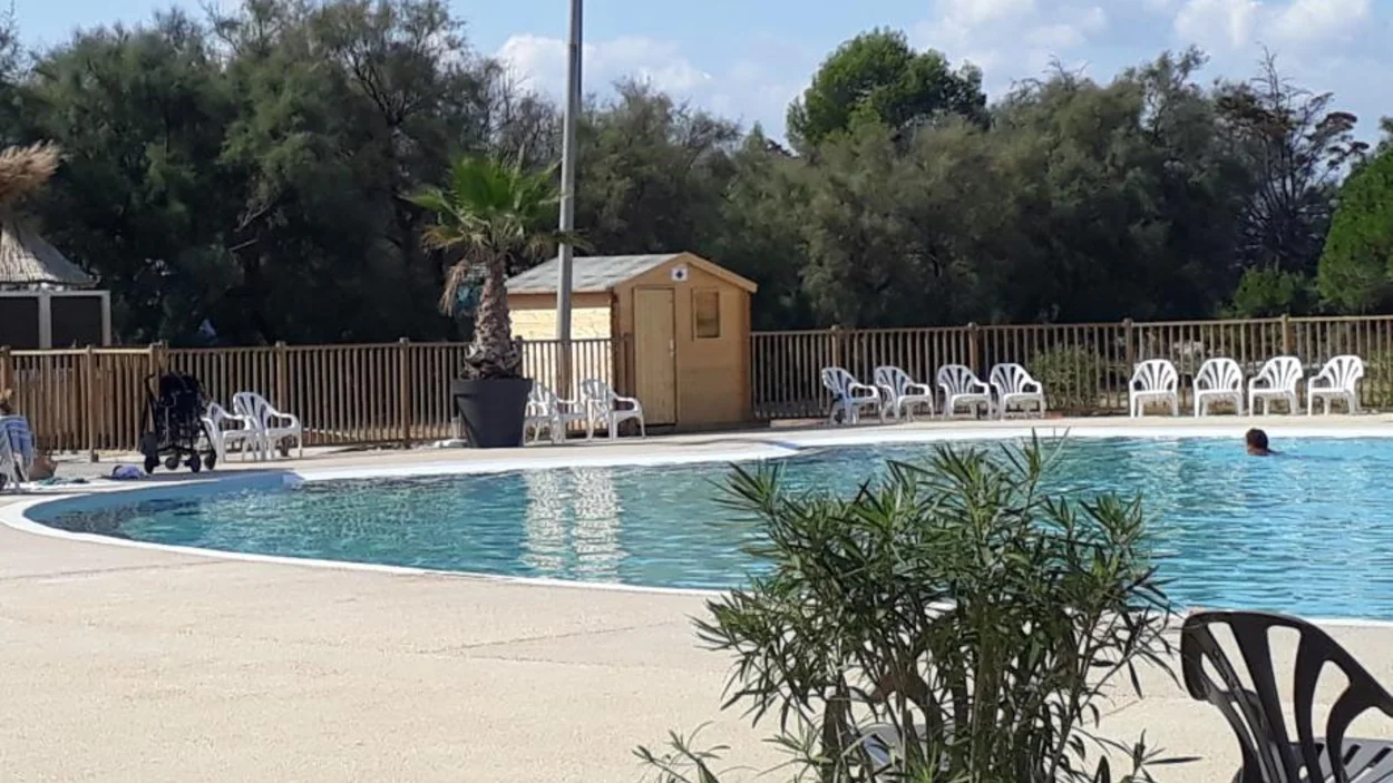 Holcim pool pathway with Hydromedia