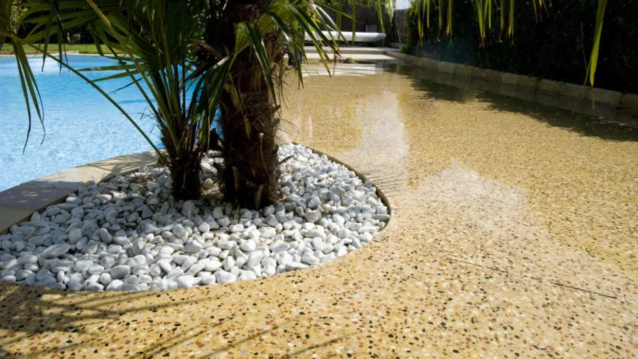 Holcim pool pathway with Granuroc