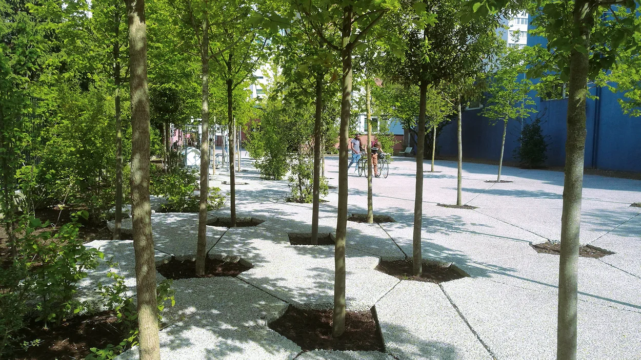 Holcim public pedestrian place with Hydromedia