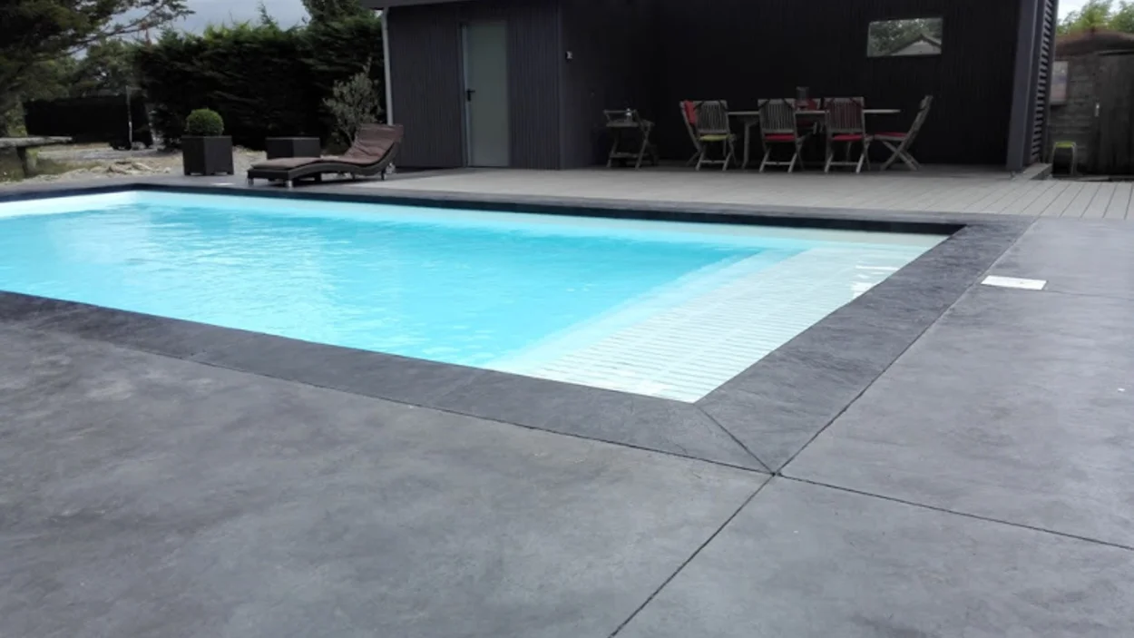 Holcim pool decks made of mass-colored concrete