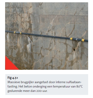 Massieve brugpijler aangetast door interne sulfaataantasting. Het beton onderging een temperatuur van 80°C gedurende meer dan 200 uur.